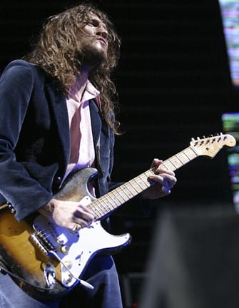 The rock band Red Hot Chilli Pepper was in concert on Thursday, 31 August, 2006 at The Forum, Inglewood, California. This is part of the tour Stadium Arcadium. Shown is John Frusciante (lead guitar). RAFAEL AMADO/PI, Prensa-internacional.com